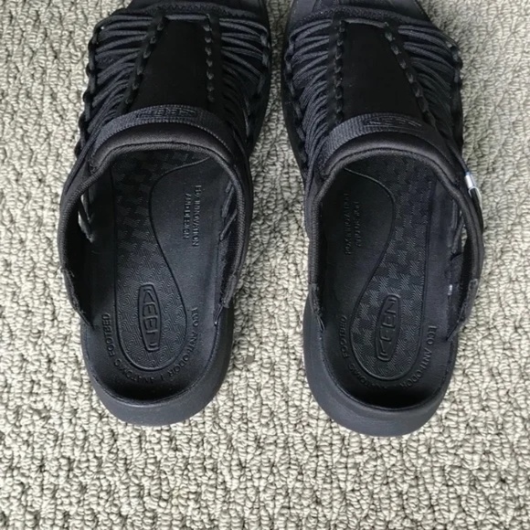 Men's / Unisex KEEN UNEEK SNK Slide On Slippers In Black/Black - Picture 9 of 16